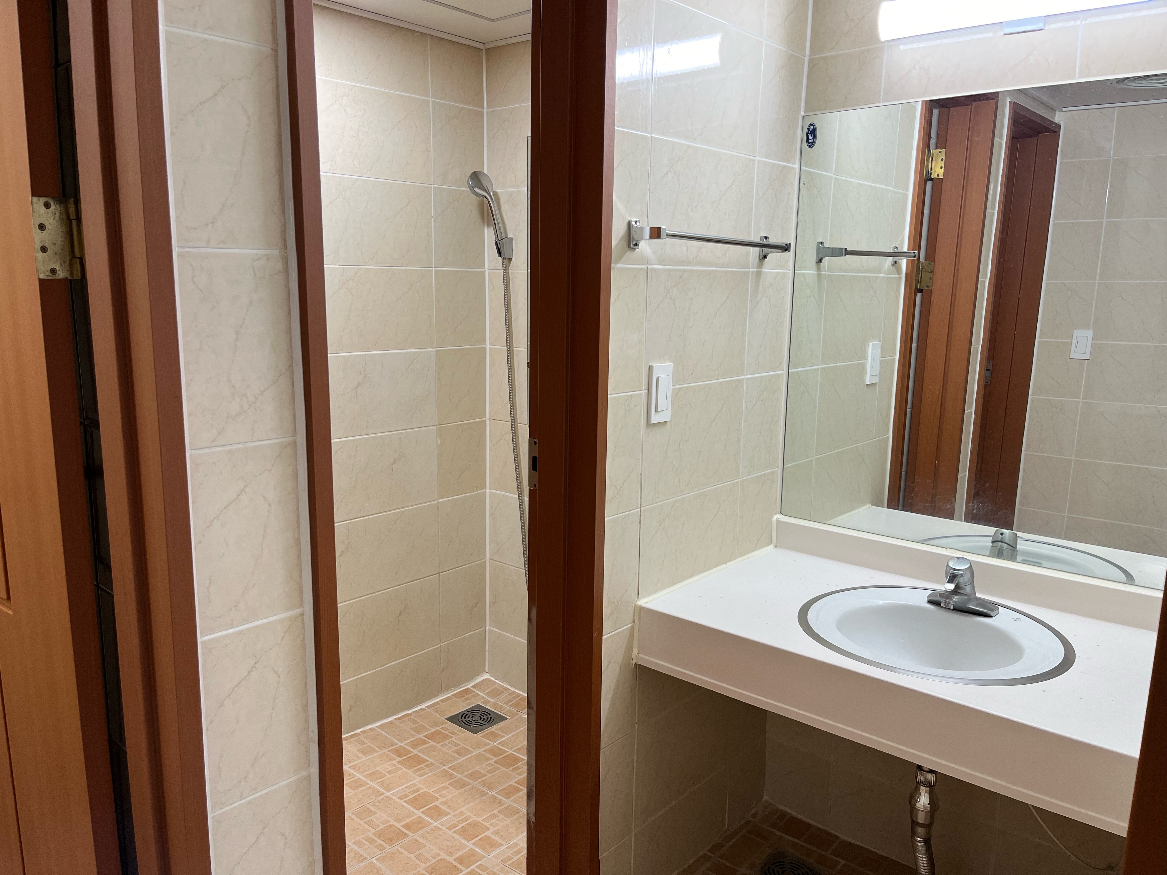 명진관 세면대, 샤워실 사진